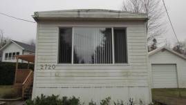 Powerwashing vinyl siding before